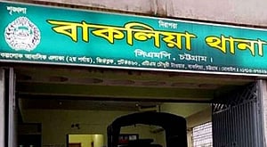 চট্টগ্রামে বাস উল্টে প্রাণ গেল যুবকের