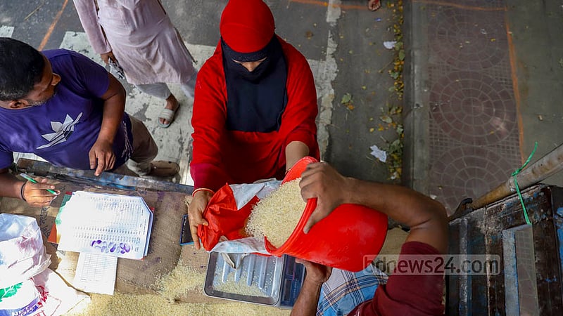 দুর্মূল্যের বাজারে কিছুটা সাশ্রয়ের আশায় ওএমএসের ট্রাক থেকে চাল কিনছেন একজন নারী।