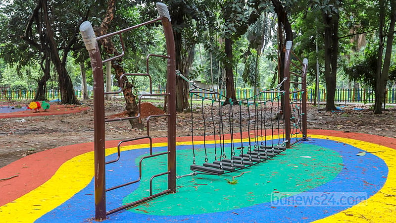 ঢাকার রমনা পার্কে চীন থেকে আনা খেলাধুলা ও বিনোদনের বিভিন্ন সামগ্রী বসিয়ে প্রস্তত করা হচ্ছে শিশু কর্নার।