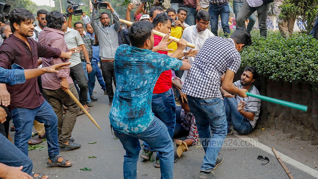 ঢাকা বিশ্ববিদ্যালয়ে ঢুকতে গিয়ে বেধড়ক পিটুনির শিকার ছাত্রদল