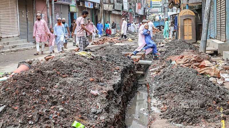নয়াবাজারে দীর্ঘদিন ধরে চলছে পয়ঃনিষ্কাশন ও পানির পাইপ বসানোর কাজ। এই সড়কের দুই পাশে যথেষ্ট জায়গা না থাকায় হেঁটে যেতেও ভোগান্তিতে পড়েন পথচারীরা।
