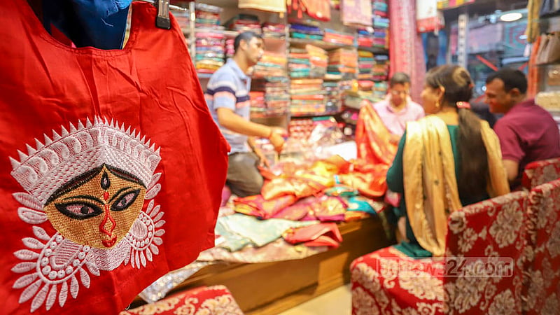 কাপড়ে ফুটে উঠেছে দুর্গার অবয়ব; দুর্গাপূজা উপলক্ষে পুরান ঢাকার শাঁখারিবাজারে একটি দোকানে দেখা গেল এই পোশাক।
