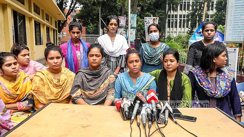 ঢাকার ইডেন মহিলা কলেজ ছাত্রলীগের দুই পক্ষের মারামারির ঘটনায় সংগঠন থেকে বহিষ্কৃত নেতা-কর্মীরা সোমবার কলেজ ফটকের সামনে সংবাদ সম্মেলন করে অনশনে বসার হুঁশিয়ারি দেন। ছবি: আসিফ মাহমুদ অভি