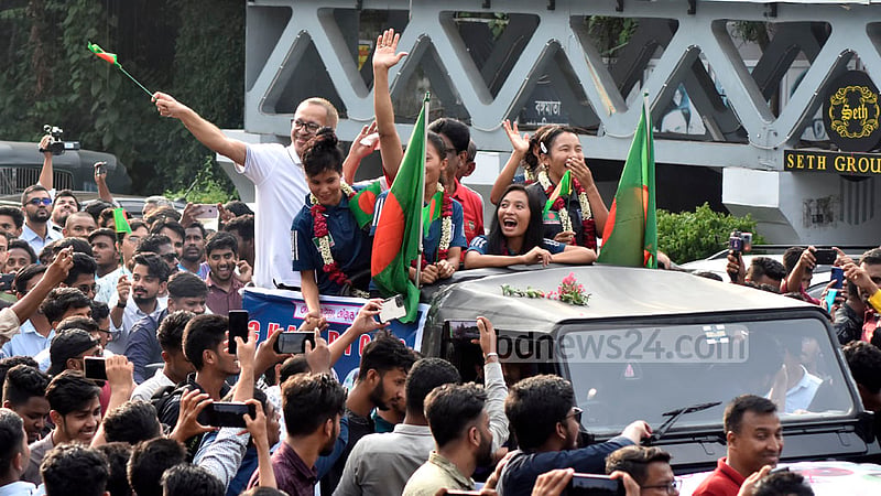হাত তুলে পতাকা নেড়ে সমর্থকদের অভিবাদনের জবাব দেন সাফ শিরোপা জয়ী দলের পাঁচ ফুটবলার। চট্টগ্রামের জামালখানে বুধবার তাদের এ সংবর্ধনা দেওয়া হয়।