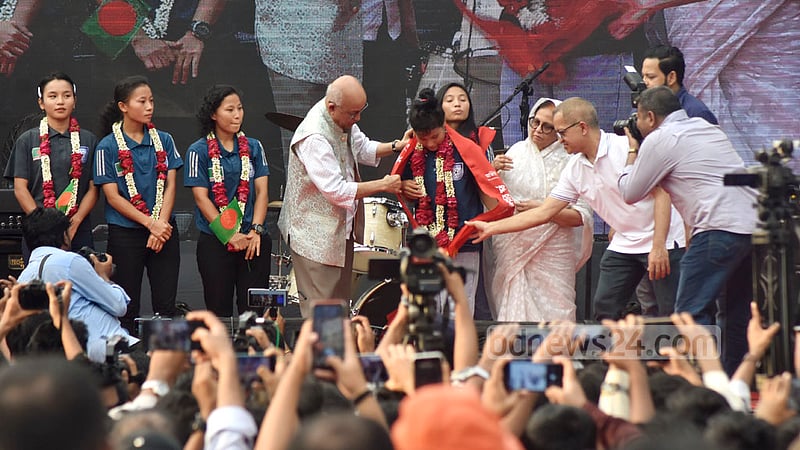 সাফ মহিলা ফুটবল চ্যাম্পিয়ানশিপ জয়ী পাঁচ ফুটবলারকে বুধবার চট্টগ্রাম জামালখান চত্বরে সংবর্ধনা দেওয়া হয়।