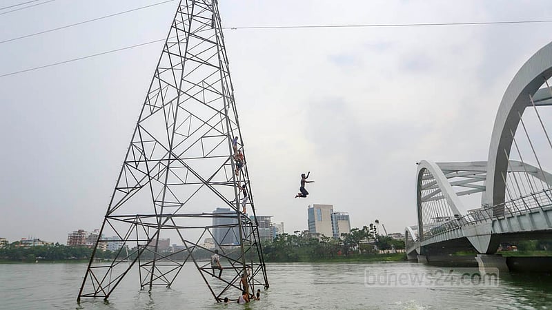 কেউ স্কুলে পরে কেউ বা মাদ্রাসায়, কারো আবার লেখাপড়ার পর্ব চুকে গেছে। কিন্তু বৃষ্টি হলে সবাই দল বেঁধে আসে হাতিঝিল লেকে। ঝুঁকি নিয়ে শুরু হয় হাই ভোল্টেজ বিদ্যুতের টাওয়ার থেকে লাফিয়ে পড়ার খেলা।