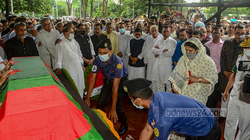 কেন্দ্রীয় শহীদ মিনারে সংসদ উপনেতা সৈয়দা সাজেদা চৌধুরীর কফিনে সোমবার দুপুরে ফুল দিয়ে শ্রদ্ধা জানান জাতীয় সংসদের স্পিকার শিরীন শারমিন চৌধুরী।