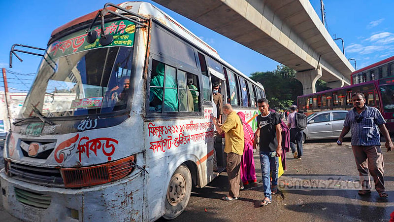 ঢাকার গুরুত্বপূর্ণ সব জায়গায় বাস থামার জন্য রয়েছে নির্ধারিত স্টপেজ; তারপরও সড়কের মাঝে বাস থামিয়ে চলে যাত্রী উঠা-নামা।