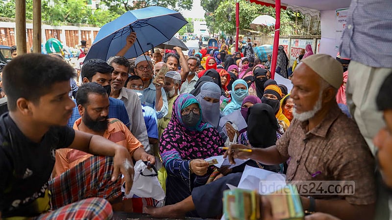 খানিকটা সাশ্রয়ের আশায় ওএমএসের ট্রাকের পেছনে ঘণ্টার পর ঘণ্টা লাইনে দাঁড়িয়ে থাকতে দেখা যায় সাধারণ মানুষকে।