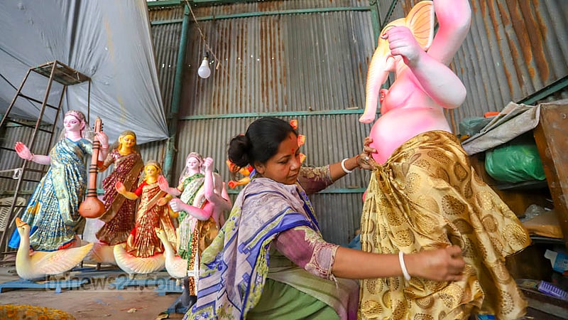 দুর্গোৎসবকে সামনে রেখে প্রতিমা তৈরিতে ব্যস্ত সময় পার করছেন শিল্পীরা।