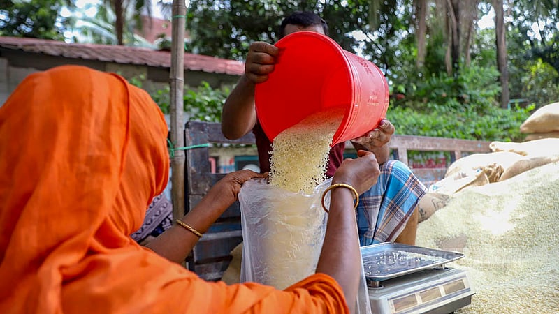 দুর্মূল্যের বাজারে কিছুটা সাশ্রয়ের আশায় ওএমএসের ট্রাক থেকে চাল কিনছেন একজন নারী।