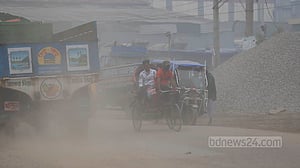 ধুলোয় জর্জরিত সড়ক