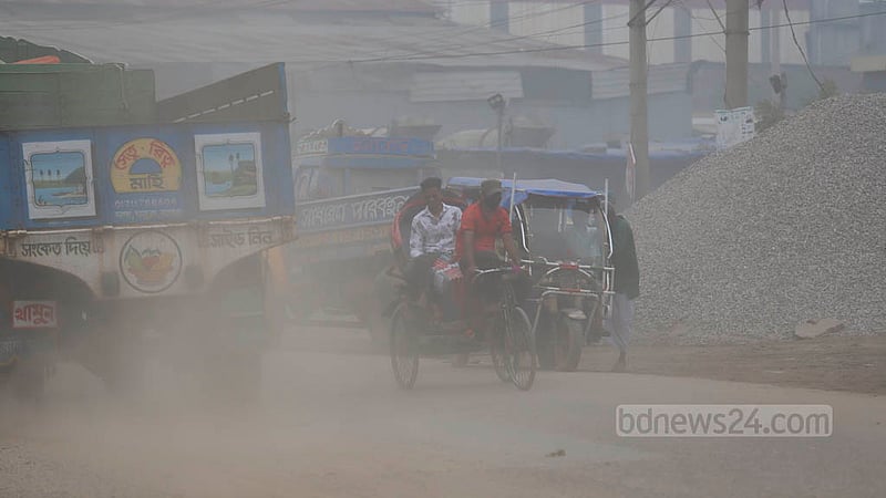 ঢাকা-নারায়ণগঞ্জ মহাসড়কের পোস্তগোলা থেকে ফতুল্লা পর্যন্ত সড়কের দুই ধারে রয়েছে ইট ও বালির পাইকারি বিক্রয় কেন্দ্র । বিক্রির জন্য উন্মুক্তভাবে রাখা হয় এসব ইট-বালি, আর সেখান থেকে বালির একটা বড় অংশ সড়কে এসে ধুলা বাড়ায় বলে জানায় স্থানীয় বাসিন্দারা ।
