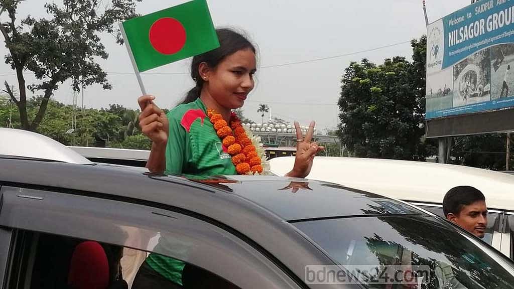 বর্ণাঢ্য আয়োজনে সাফজয়ী স্বপ্নাকে বরণ করল রংপুর
