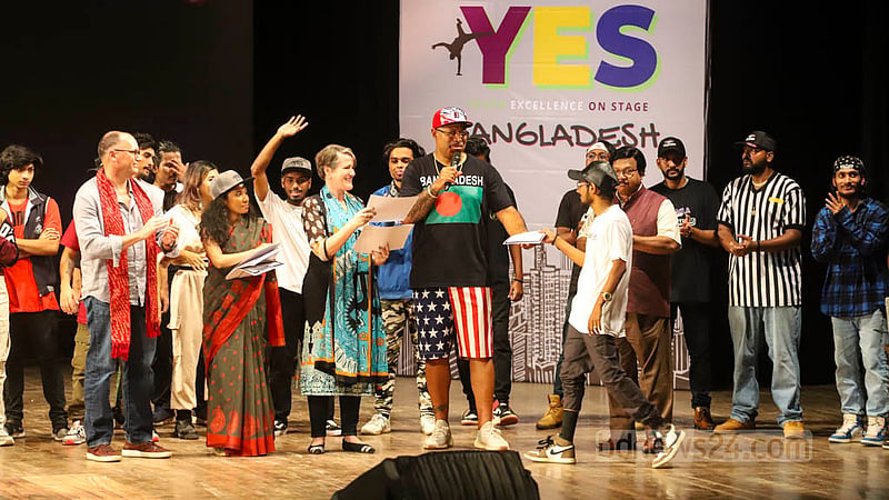 ইয়েস একাডেমি বাংলাদেশের আয়োজনে আমেরিকান পুরস্কারজয়ী শিল্পীদের মাধ্যমে আট দিনের ‘হিপ হপ’ প্রশিক্ষণ কর্মশালার শেষ দিন বৃহস্পতিবার বাংলাদেশি ৫৪ জন প্রশিক্ষণার্থীকে সনদ দেওয়া হয়।