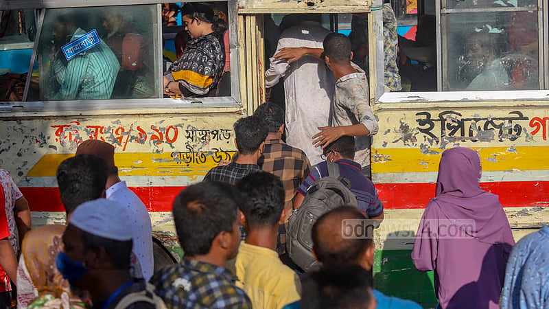 ঢাকার ব্যস্ততম এলাকা শাহবাগ মোড়ে বাস থামতেই ওঠার জন্য ঝুঁকি নিয়ে শুরু হয় হুড়োহুড়ি। চালক কিংবা যাত্রীদের কেউই নিয়মের কোনো তোয়াক্কা করেন না।