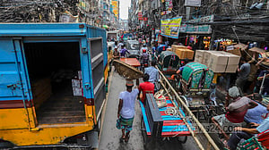 বিশৃঙ্খলায় স্থবির নবাবপুর সড়ক