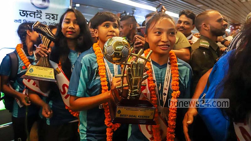 নারী সাফ চ্যাম্পিয়নশিপে সেরা গোলরক্ষকের ট্রফি হাতে বাংলাদেশ জাতীয় নারী দলের গোলরক্ষক রুপনা চাকমা। ছবি: আসিফ মাহমুদ অভি