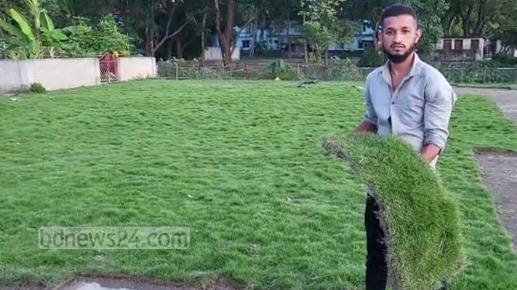 ‘লন কার্পেট’ ঘাস চাষে সফল চাঁদপুরের রাব্বি