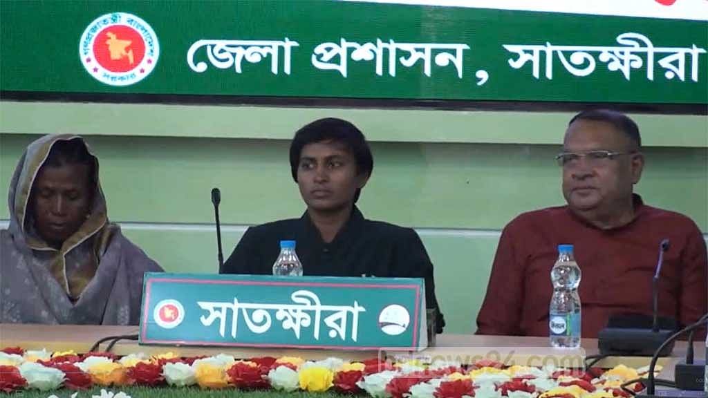 অধিনায়ক সাবিনাকে সাতক্ষীরা জেলা প্রশাসনের সংবর্ধনা