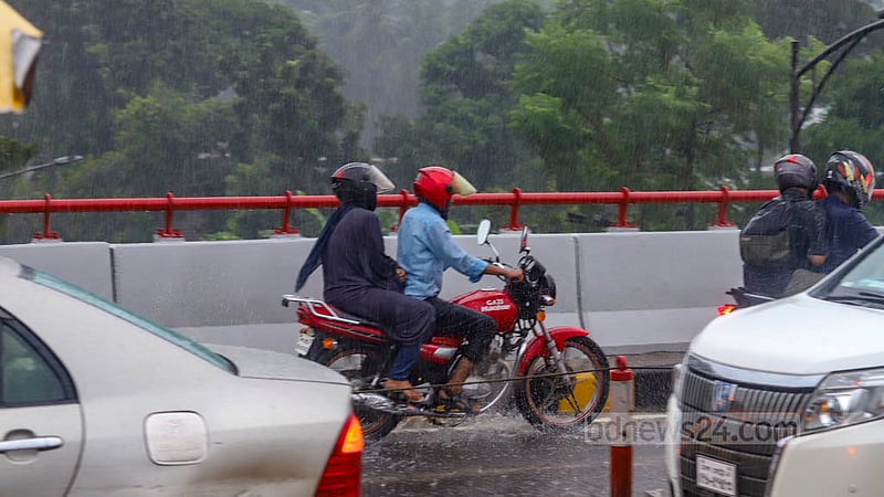 ঢাকার মেয়র হানিফ ফ্লাইওভারের উপরে সোমবার দুপুরের হঠাৎ বৃষ্টিতে বিপাকে পড়েন মোটরসাইকেল চালকেরা।