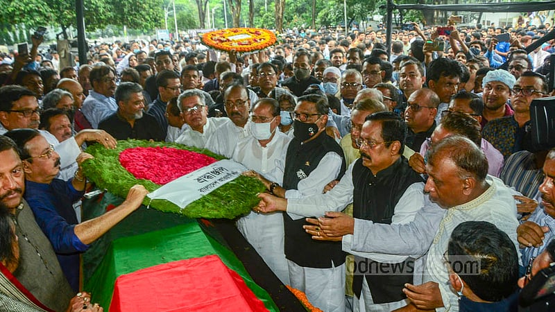 কেন্দ্রীয় শহীদ মিনার প্রাঙ্গণে সোমবার বর্ষীয়ান রাজনীতিক সৈয়দা সাজেদা চৌধুরীর কফিনে শ্রদ্ধা জানায় তার দল আওয়ামী লীগ।