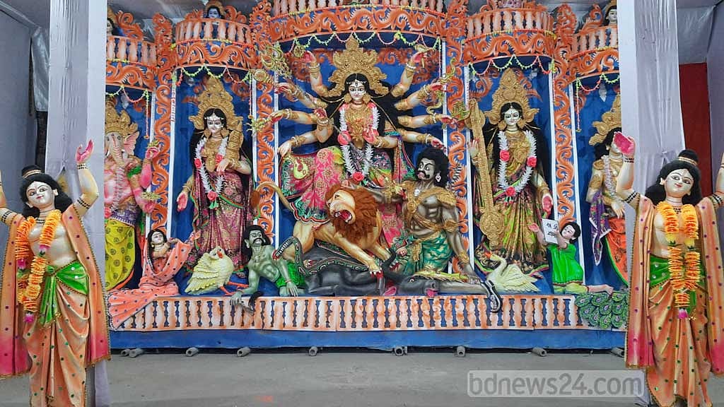 বাগেরহাটে এক মণ্ডপে ১৫১ প্রতিমা, আছে রামায়ণ-মহাভারতের চরিত্র