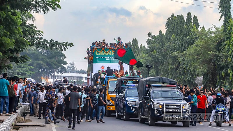 সাফ শিরোপা জিতে দেশে ফেরা মেয়েদের অভিবাদন জানাতে ফুটবলপ্রেমীরা হাজির হয়েছিলেন বিমানবন্দর এলাকায়। বুধবার ঢাকার শাহজালাল আন্তর্জাতিক বিমানবন্দরের সামনের সড়কের ছবি। ছবি: আসিফ মাহমুদ অভি