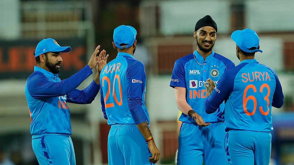 বোলারদের নৈপুণ্যে দ.আফ্রিকাকে গুঁড়িয়ে এগিয়ে গেল ভারত