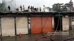গাজীপুরে হাঁস-মুরগির ওষুধের গুদামে অগ্নিকাণ্ড