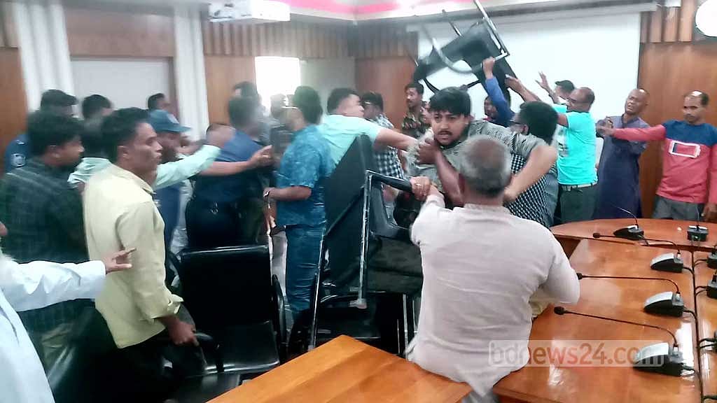 জেলা পরিষদ নির্বাচন: নড়াইলে প্রতীক নিতে গিয়ে সংঘর্ষে প্রার্থীর সমর্থকরা