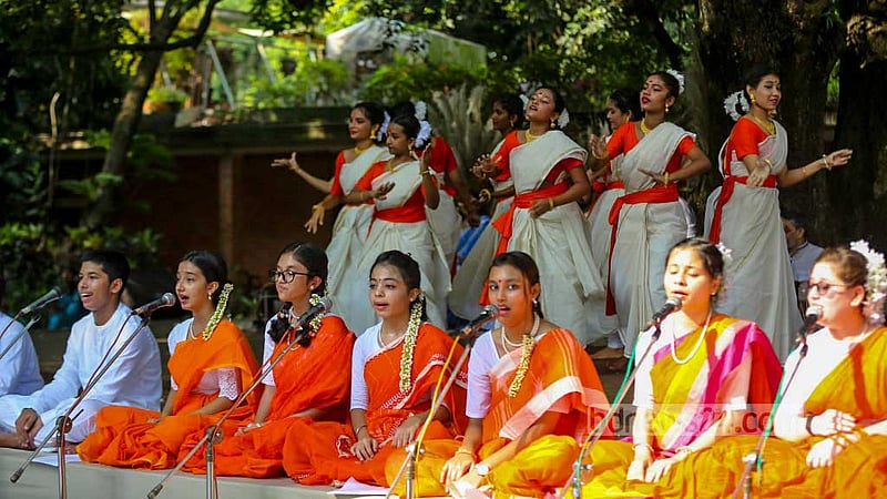 চারুকলার বকুলতলায় শুক্রবার নাচে গানে ছায়ানটের শরৎ বন্দনা। ছবি: আসিফ মাহমুদ অভি