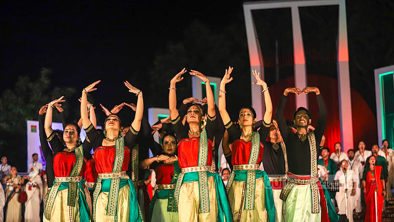 কেন্দ্রীয় শহীদ মিনারে সোমবার&amp;nbsp; সাফ চ্যাম্পিয়নশিপজয়ী নারী ফুটবলারদের সংবর্ধনা অনুষ্ঠানে ছিল নাচের আয়োজনও।