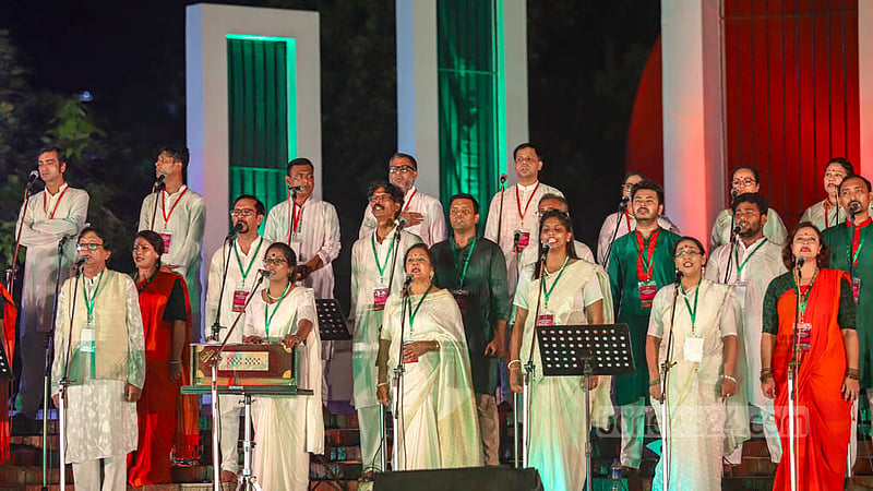 কেন্দ্রীয় শহীদ মিনারে সোমবার&amp;nbsp; সাফ চ্যাম্পিয়নশিপজয়ী নারী ফুটবলারদের সংবর্ধনা অনুষ্ঠানে গান পরিবেশনা।