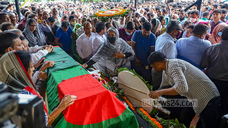কেন্দ্রীয় শহীদ মিনারের প্রাঙ্গণে সোমবার বর্ষীয়ান রাজনীতিক সৈয়দা সাজেদা চৌধুরীকে শ্রদ্ধা জানান শিক্ষামন্ত্রী দীপু মনি।