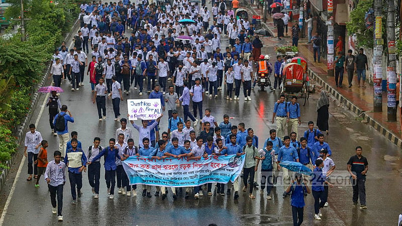 সরকারি বিজ্ঞান স্কুলের দশম শ্রেণির ছাত্র আলী হোসেনের মৃত্যুর প্রতিবাদে তার সহপাঠীরা ফার্মগেইট মোড়ে থেকে বিক্ষোভ মিছিল নিয়ে বিজয় সরণি মোড় হয়ে আবার ফার্মগেইট মোড়ে অবস্থান নেয়।