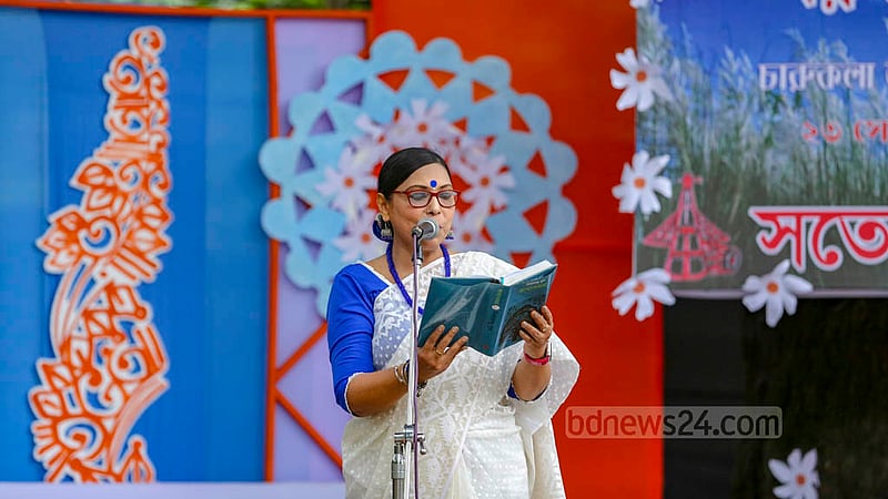 চারুকলার বকুলতলায় শুক্রবার শরৎ উৎসবে নৃত্য , সংগীতের সাথে ছিল শরদের কবিতা আবৃত্তি ।