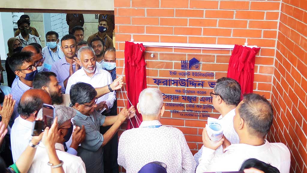 ইস্ট ওয়েস্ট বিশ্ববিদ্যালয়ে হয়ে গেল নবীন বরণ