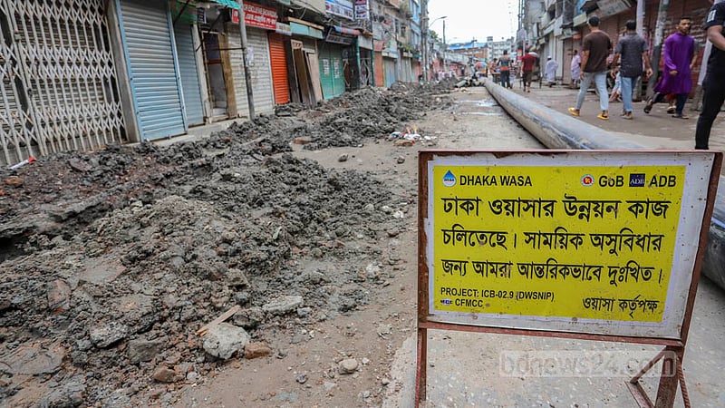 নতুন পয়ঃনিষ্কাশন ও পানির পাইপ বসানোর জন্য নয়া বাজারে সড়ক খোঁড়াখুঁড়ি চলছে দীর্ঘদিন ধরে।