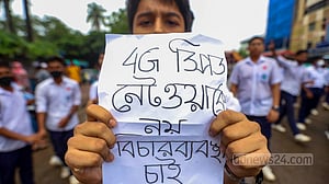 শিক্ষার্থীরা ফের সড়কে