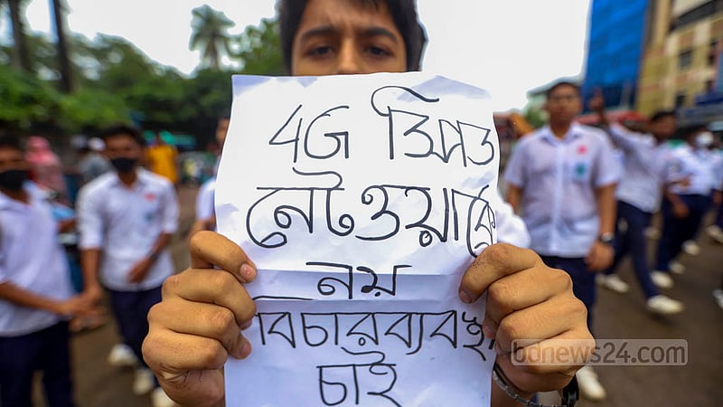 সড়কে সহপাঠীর মৃত্যুর প্রতিবাদ জানাতে সোমবার ফার্মগেইটে একটুকরো কাগজে নিজের দাবির লিখে বিক্ষোভ দেখায় এই শিক্ষার্থী।