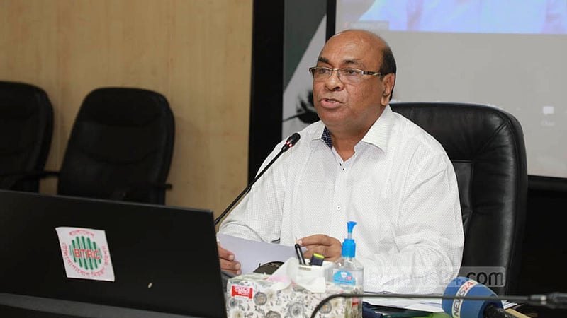 বাংলাদেশ টেলিযোগাযোগ নিয়ন্ত্রণ কমিশনের সম্মেলন কক্ষে সোমবার সংবাদ সম্মেলনে বিটিআরসির চেয়ারম্যান শ্যাম সুন্দর সিকদার।