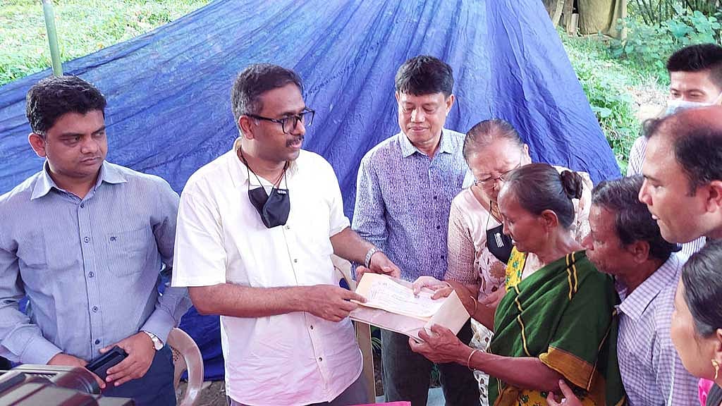 সাফ ফুটবলজয়ী রূপনা-ঋতুপর্ণার বাড়িতে রাঙামাটির জেলা প্রশাসক