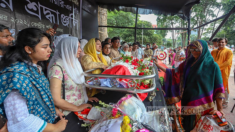 কেন্দ্রীয় শহীদ মিনারের প্রাঙ্গণে সোমবার গীতিকার গাজী মাজহারুল আনোয়ারকে শ্রদ্ধা জানাতে আসেন বিভিন্ন শ্রেণির মানুষ।