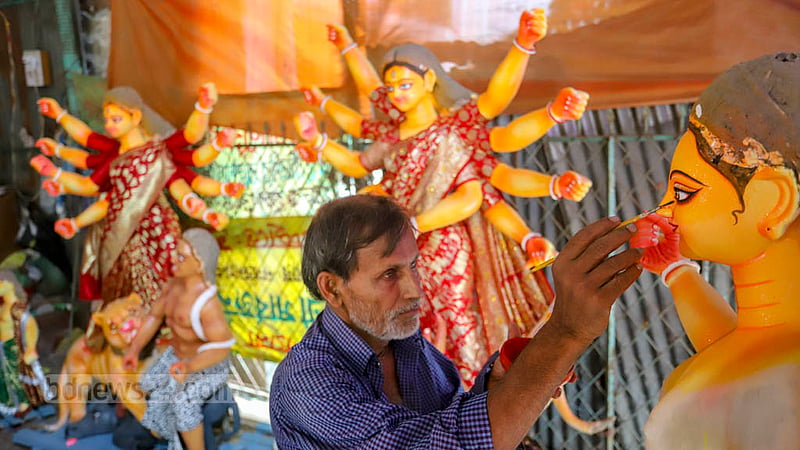 হিন্দু ধর্মাবলম্বীদের সবচেয়ে বড় উৎসব দুর্গাপূজাকে সামনে রেখে ঢাকার নর্থব্রুক হল রোডের দুর্গা মন্দিরে প্রতিমা তৈরির কাজে ব্যস্ততায় মৃৎশিল্পীরা।