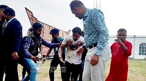 জীবন বাঁচাতে গায়ে কাদা মেখেছিলেন রনি