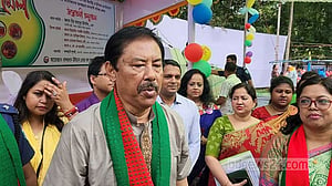 সাফজয়ী ৫ ফুটবলারকে পুরস্কার দিচ্ছে পার্বত্য মন্ত্রণালয়