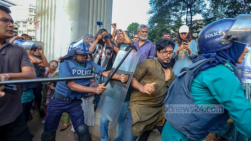 সরকারি চাকরিতে আবেদনের বয়সসীমা ৩৫ বছর করার দাবিতে শুক্রবার শাহবাগ অবরোধ করলে চাকরিপ্রত্যাশীদের সরিয়ে দিতে লাঠিপেটা করে পুলিশ।