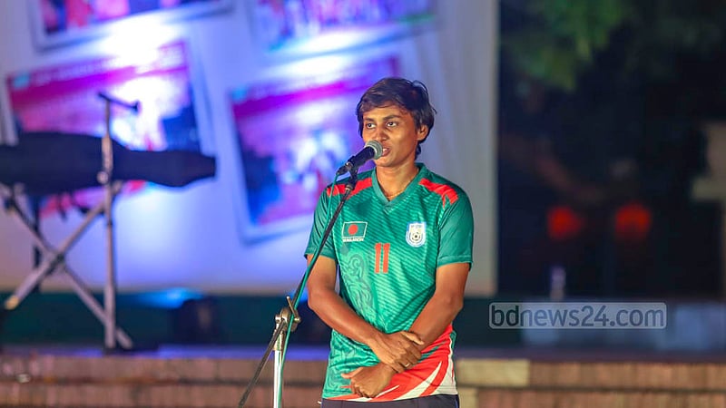 কেন্দ্রীয় শহীদ মিনারে সোমবার সম্মিলিত সাংস্কৃতিক জোটের সম্মাননা পেয়ে নিজের অনুভূতি প্রকাশ করেন সাফ চ্যাম্পিয়নশিপজয়ী নারী ফুটবলারদের দলনেতা সাবিনা খাতুন।