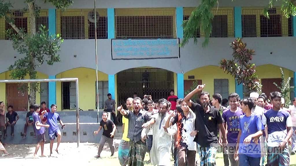 ঝালকাঠিতে স্কুলছাত্রীকে ধর্ষণচেষ্টার অভিযোগ নৈশপ্রহরীর বিরুদ্ধে